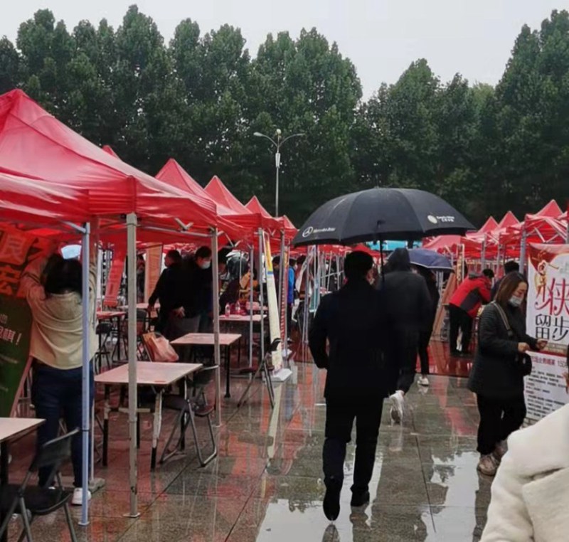 “雨中求賢，職等你來”日本久久久生化參加中牟縣招才引智人才（cái）招聘會(圖2)