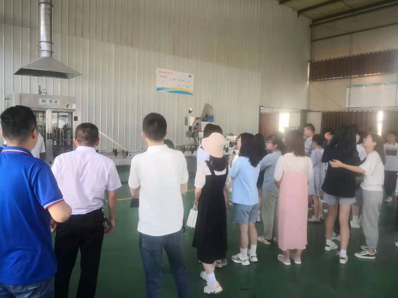 河南科技大學園藝與植物保護學院 師生一行蒞臨鄭州日本久久久中牟廠區參觀交流（liú）(圖3)