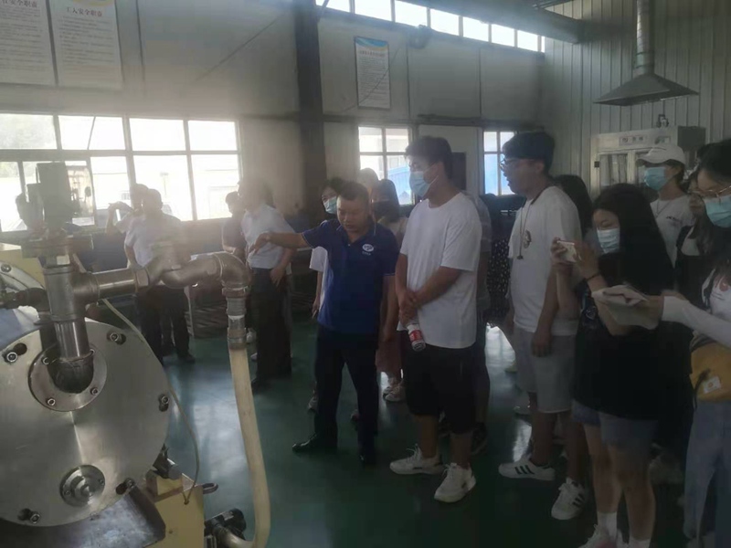 河南科技大學園藝與植（zhí）物保護學院 師生一行蒞臨鄭州日本久久久（dá）中牟廠區參觀交流(圖2)
